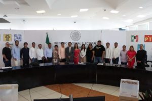 Integrantes del INE Oaxaca de pie posando para fotografía grupal
