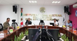 Integrantes del INE sentados durante sesión extraordinaria