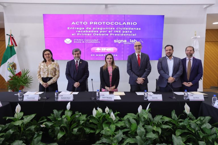 Entrega de preguntas ciudadanas recabadas por el INE para el Primer Debate Presidencial a Signa Lab.
