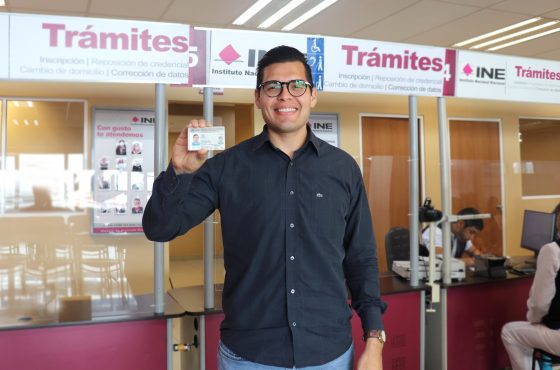 Ciudadano posando con su credencial en la mano