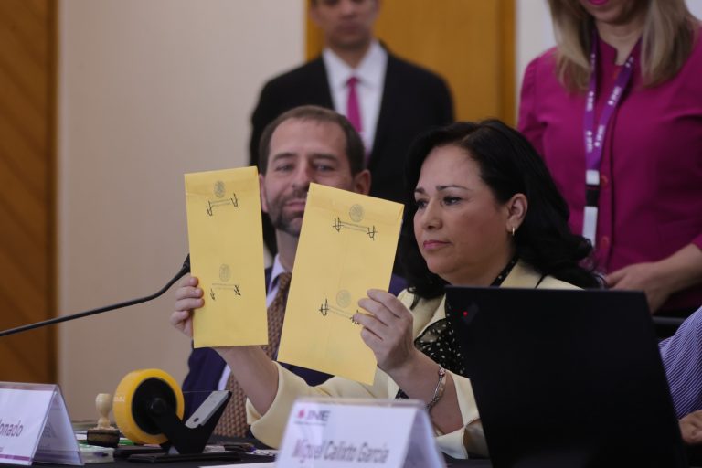 Entrega de preguntas ciudadanas recabadas por el INE para el Primer Debate Presidencial a Signa Lab.