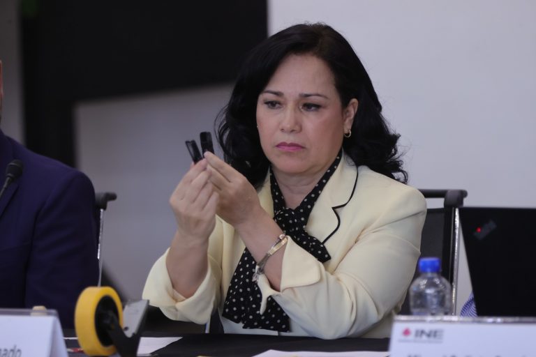 Entrega de preguntas ciudadanas recabadas por el INE para el Primer Debate Presidencial a Signa Lab.