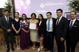 Asistentes y ponentes de la conferencia posando para fotografía