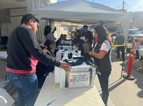 Integrantes del INE en casilla electoral