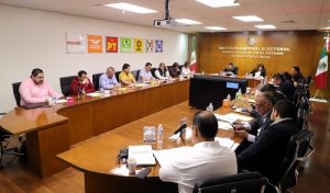 Integrantes del INE Baja California sentados durante sesión