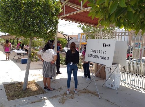 Integrantes del INE en casilla instalada en escuela