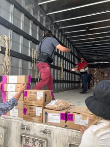 Integrantes del INE descargando material electoral de caja de tráiler