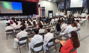 Estudiantes universitarios sentados durante foro
