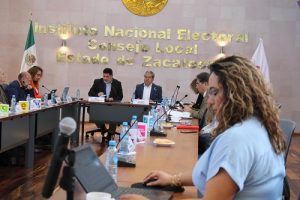 Integrantes del INE Zacatecas sentados durante sesión