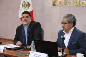 Dos vocales del INE Zacatecas sentados durante sesión