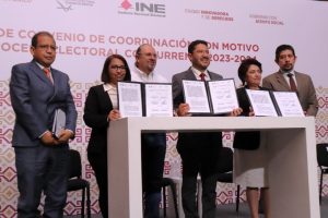 Integrantes de los diversos institutos posando con convenio firmado