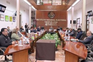 Integrantes del INE Chihuahua sentados durante sesión