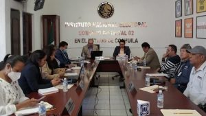 Integrantes del INE sentados durante sesión