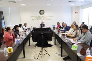 Integrantes del INE Coahuila sentados durante sesión