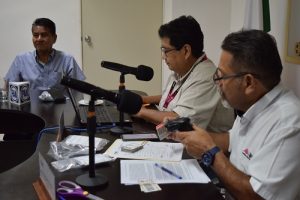 Integrantes del INE Chiapas sentados detrás de escritorio con documentos