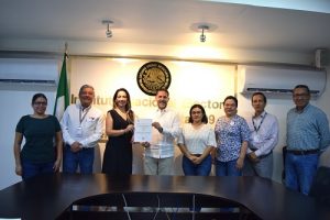 Integrantes del INE Chiapas junto a candidato independiente posando para fotografía