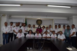 integrantes del INE Chiapas posando para fotografía grupal