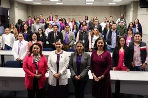 Ponentes del foro posando con asistentes en auditorio