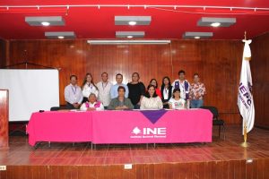 Integrantes del INE Guerrero y ponentes del foro posando para fotografía