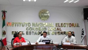 Integrantes del INE durante foro en el Consejo Local