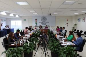 Integrantes del INE Guanajuato sentados durante sesión