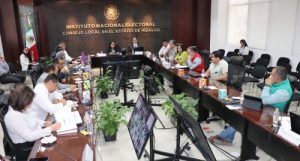 Integrantes del INE Hidalgo sentados durante sesión