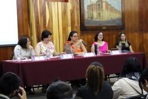 Autoridades del INE y ponentes del foro sentadas detrás de mesa