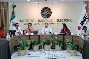 Autoridades del INE Puebla sentados durante reunión