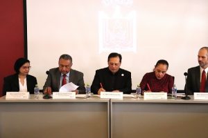 Integrantes del INE y de la UPAEP firmando convenio