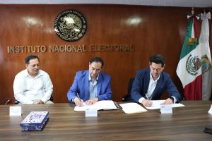 Representantes del INE y CBPEP firmando convenio