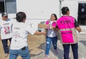 Integrantes del INE descargando material electoral