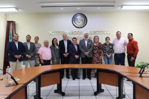 Integrantes del INE, COPARMEX y CANACINTRA posando para fotografía