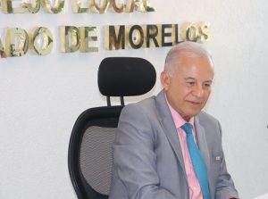 Consejero presidente del INE Morelos sentado