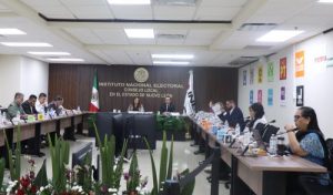 Integrantes del INE Nuevo León sentados durante sesión
