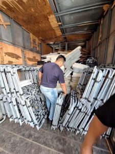 Dos integrantes del INE dentro de caja de tráiler con material para simulacros