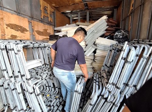 Dos integrantes del INE dentro de caja de tráiler con material para simulacros