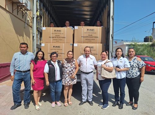 Integrantes del INE posando con material electoral dentro de caja de tráiler