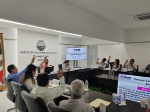 Integrantes del INE Sinaloa levantando sus manos a manera de voto