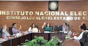 Integrantes del INE sentados durante sesión