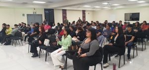 Asistentes al conversatorio sentados en auditorio