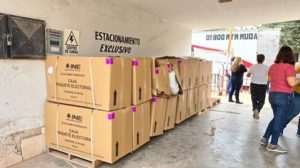 Cajas con material electoral apiladas en oficinas del INE