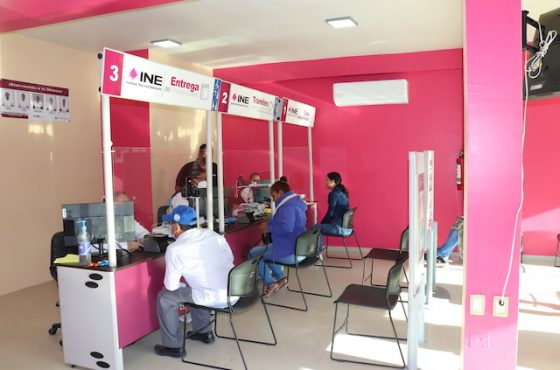 Ciudadanos siendo atendidos en Módulo del INE Tabasco