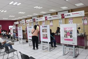 Ciudadanos dentro de Módulo de Atención del INE