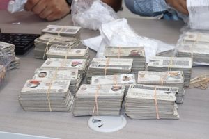 Credenciales para votar apiladas sobre una mesa