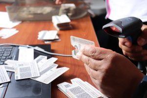 Manos escaneando credencial para votar