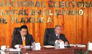 Dos integrantes del INE Tlaxcala sentados detrás de escritorio