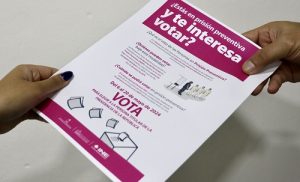 Manos sosteniendo folleto informativo