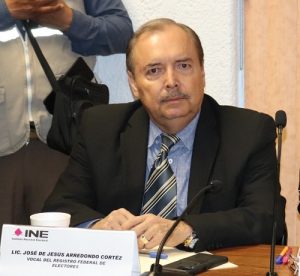 Vocal del INE sentado mirando directamente a la cámara