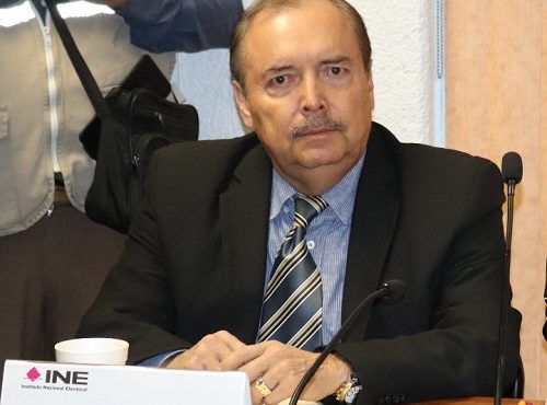 Vocal del INE sentado mirando directamente a la cámara