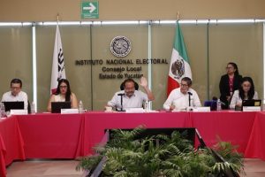 Integrantes del INE Yucatán sentados durante sesión